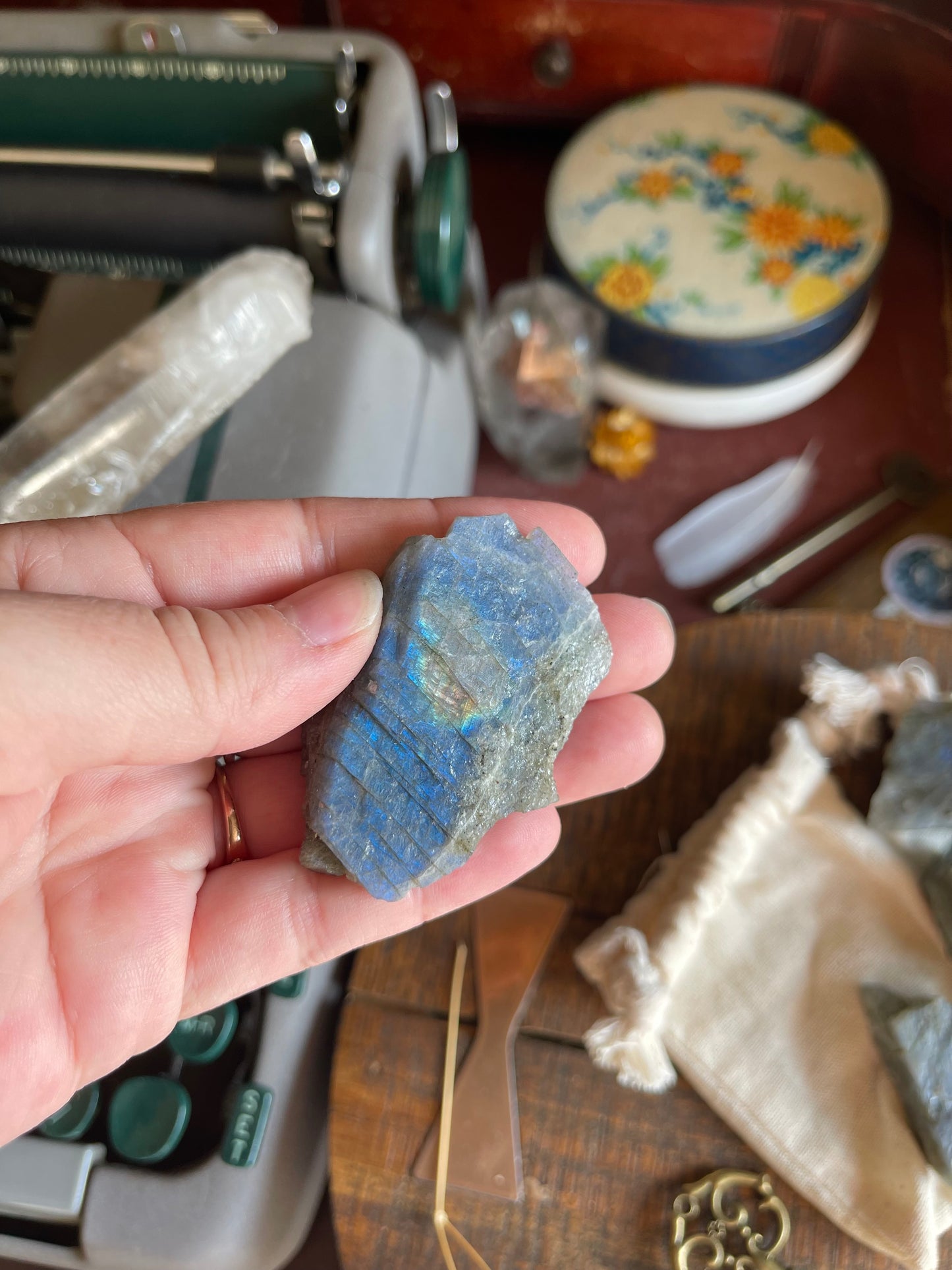 raw labradorite stones (spectrolite)